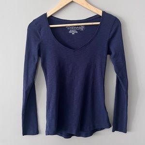 Navy V-neck Basic